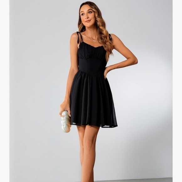 Chic Black Dress for Women - Picture 5 of 16